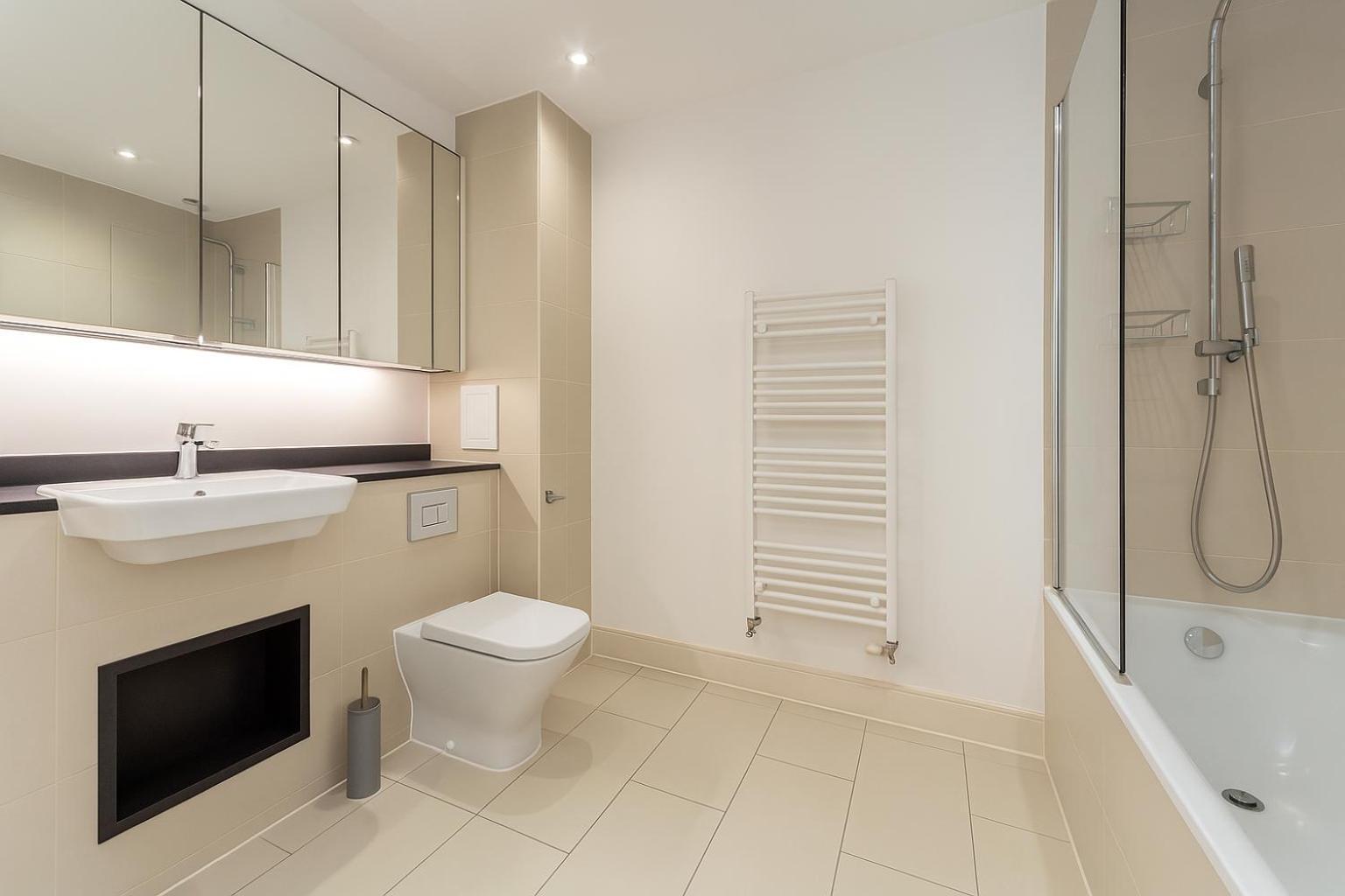 1 Bed With Balcony In Bow Apartment *